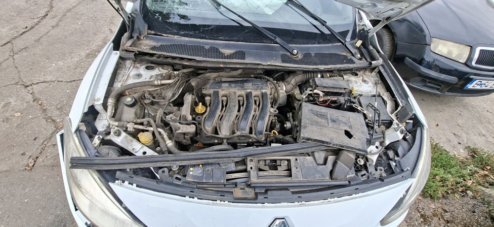 Dezmembrez Renault Fluence 1.6 Benzina 2011