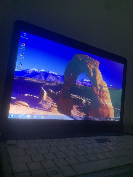 Vînd leptop Fujitsu
