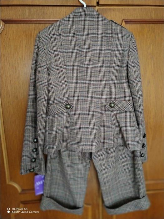 Costum dama sacou si pantalon scurt cu manseta in carouri nou.