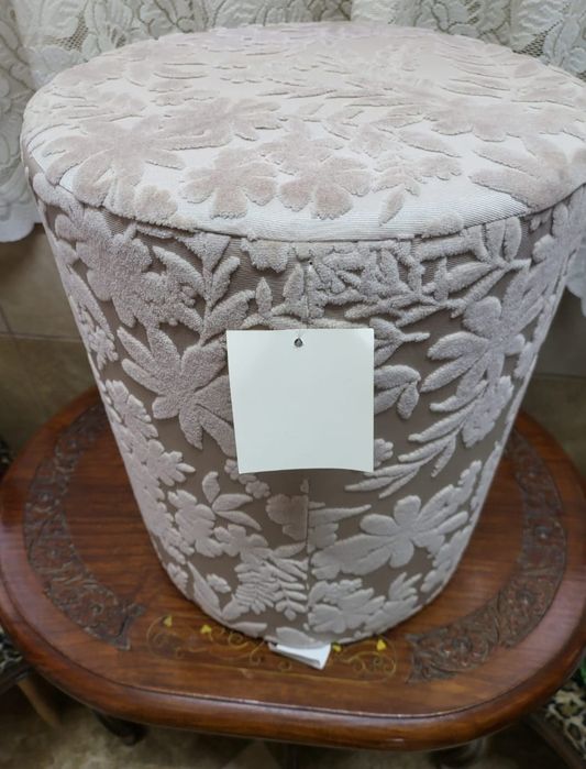 Set mobilier clasic – comodă cu oglindă + taburet tapițat