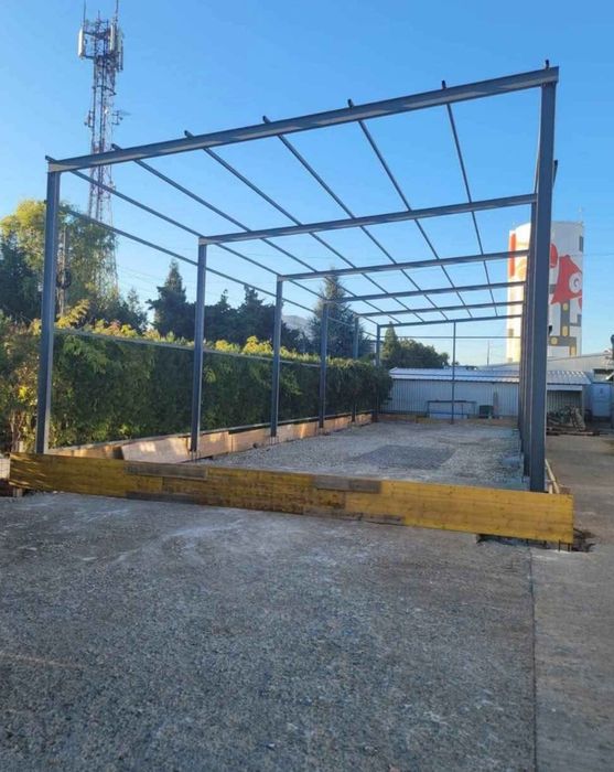 vând structură metalică opt deschiderea 15 lungimea patru la streașină