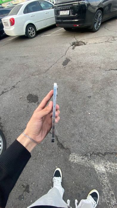 Iphone 12 max oq holati yaxshi