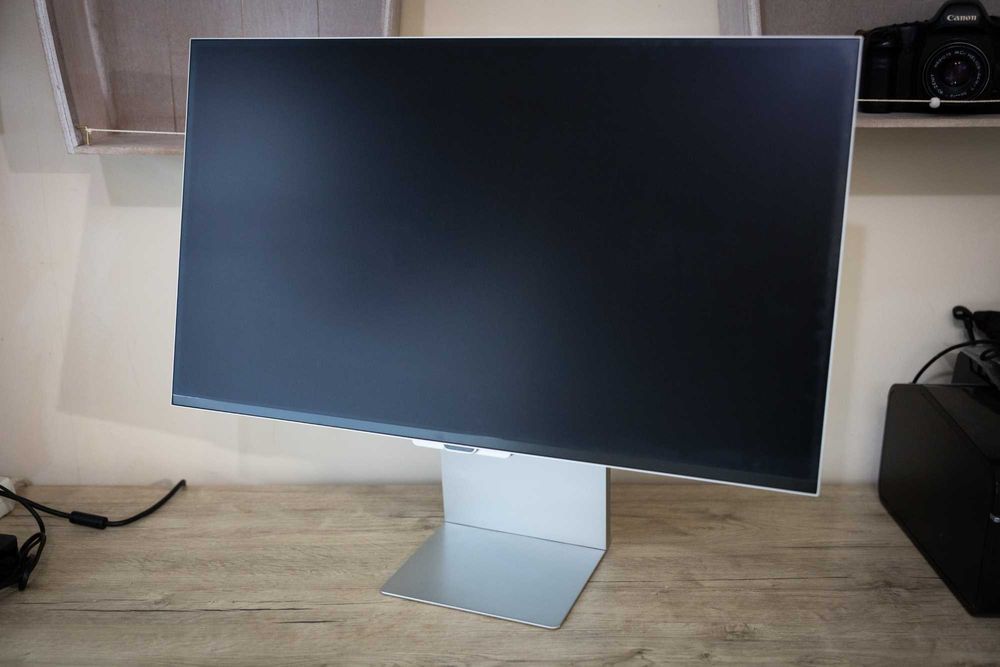 Samsung 5k 27" професионален смарт монитор.
