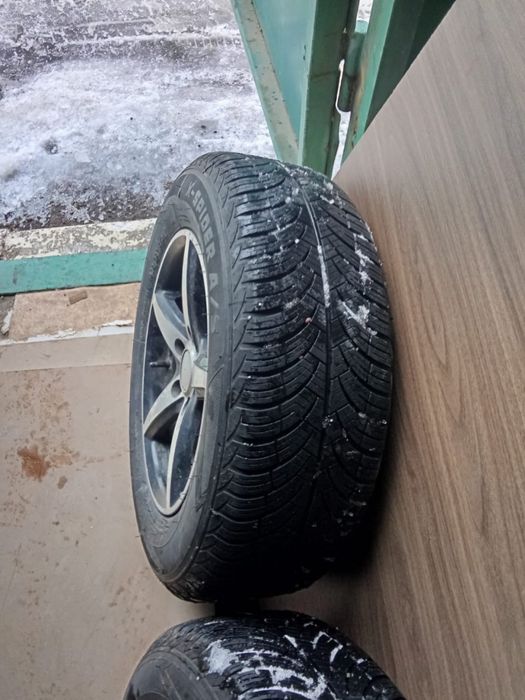 Продам шины  с дисками.