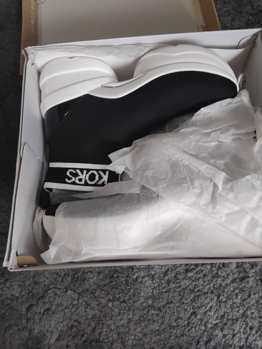 Чисто нови дамски високи маратонки Michael Kors (Sock Sneakers) – 40 номер (US 9)Доставено от USA