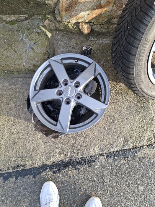 Зимни гуми bridgestone 205 55 16 с лети  джанти