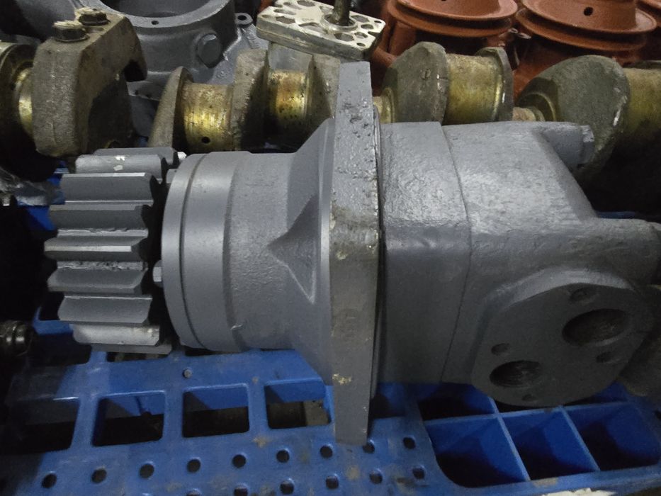 Pompa hidraulica cu pinion rotire