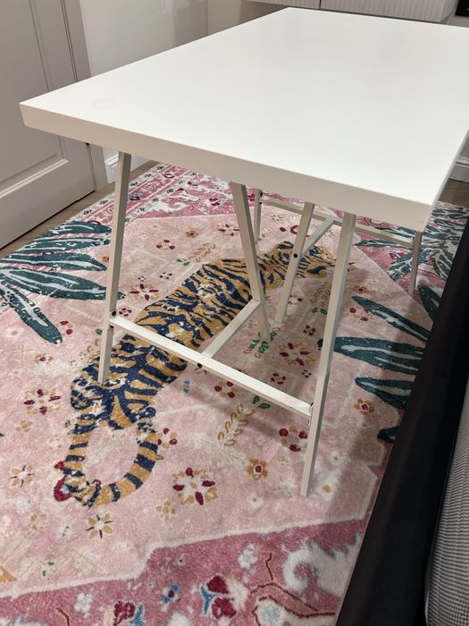 Стол Ikea белого цвета