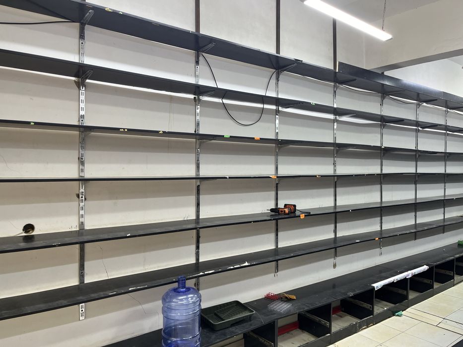 Magazin uchun mebel sotiladi