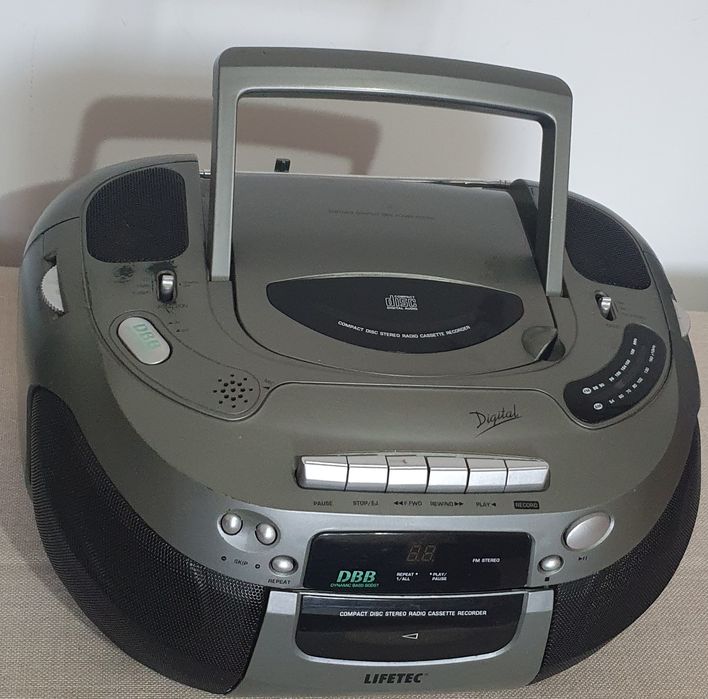 Vând radio-casetofon cu cd.