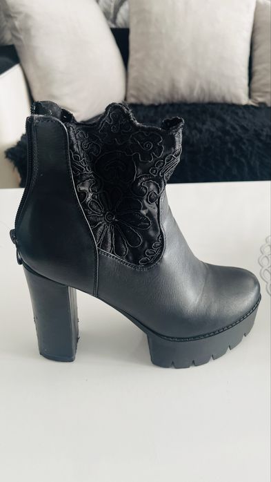 Боти на дебел ток с дантела