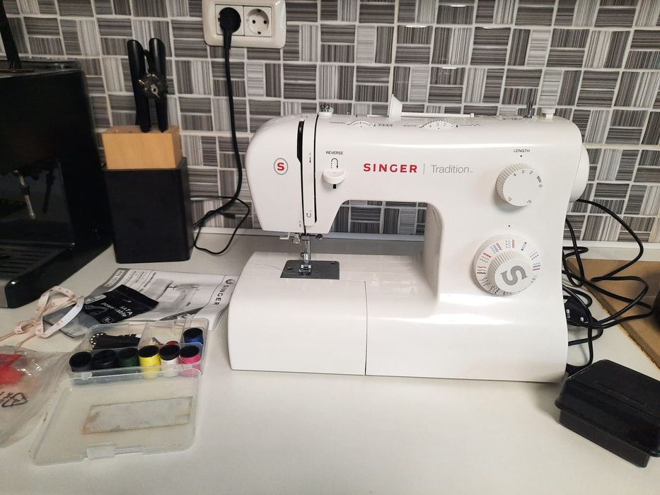 Mașina de cusut noua