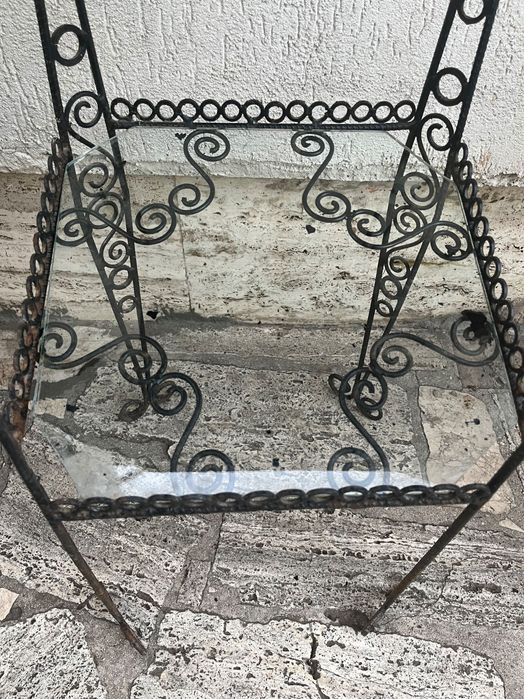 Măsuță / etajeră din fier forjat cu blat de sticlă