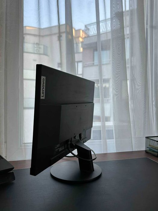 Монитор Lenovo ThinkVision