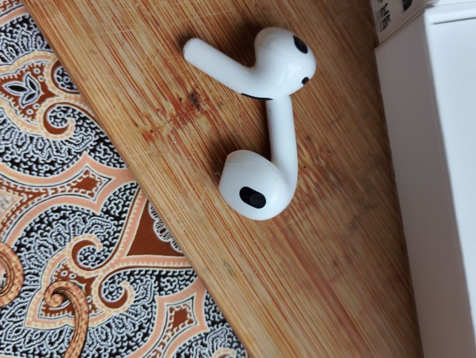 Безжични слушалки от марката Apple, модел Airpods.