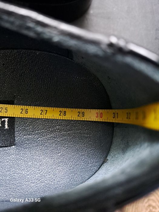 Vand pantofi bărbătești din piele naturala lacuită  pentru ocazii.
Mar