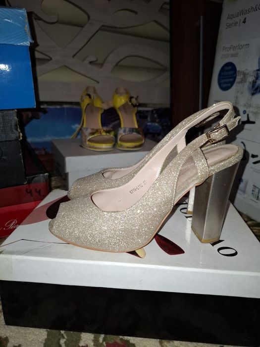 Нежные блестящие туфли на устойчивом каблуке