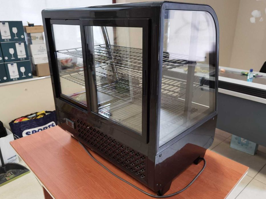 Настолна хладилна витрина.