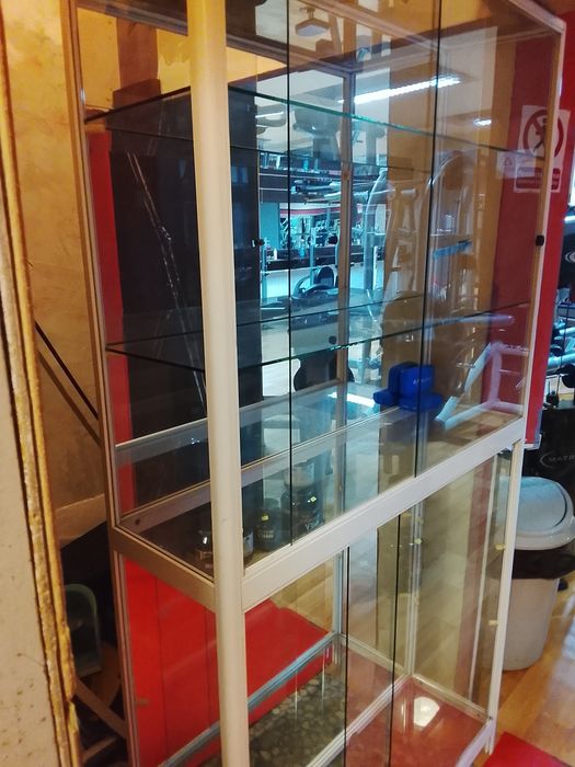 Стъклена витрина