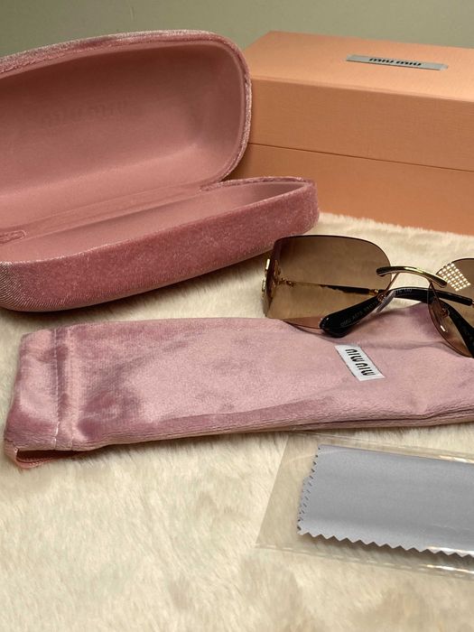 Ochelari de soare Miu Miu | Accesoriile incluse