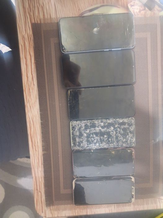 Vand telefoane pentru piese
