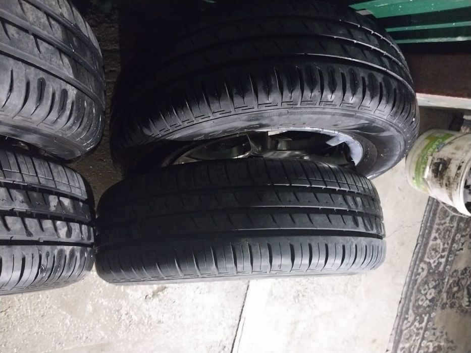 Продам диски с резиной комплект.