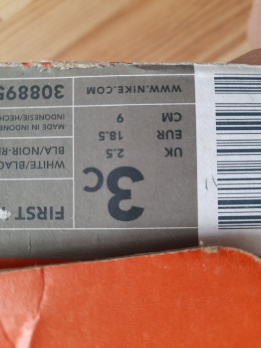 Botosei bebelusi Nike originali in cutie nefolositi