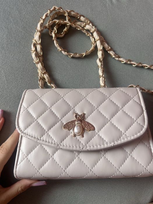 Geanta bej cu lant auriu