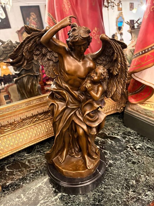 Statueta din bronz masiv pe soclu de marmura, reprezentand un inger cu un copil