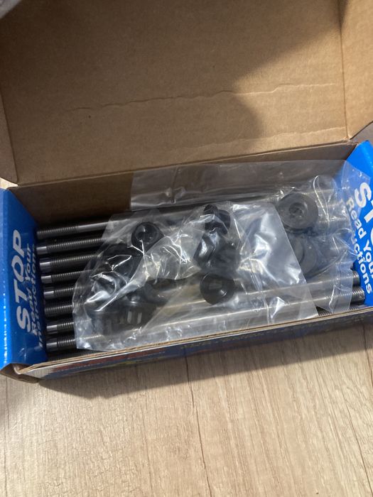 ARP усилени шпилки за глави Subaru EJ20 и EJ25 turbo двигатели