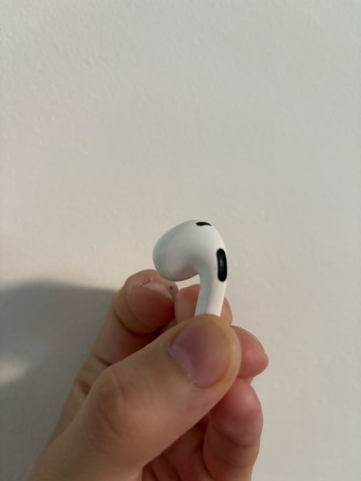 Продам левый наушник Airpods 3