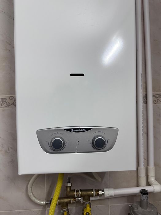 Instant apa calda pe gaz