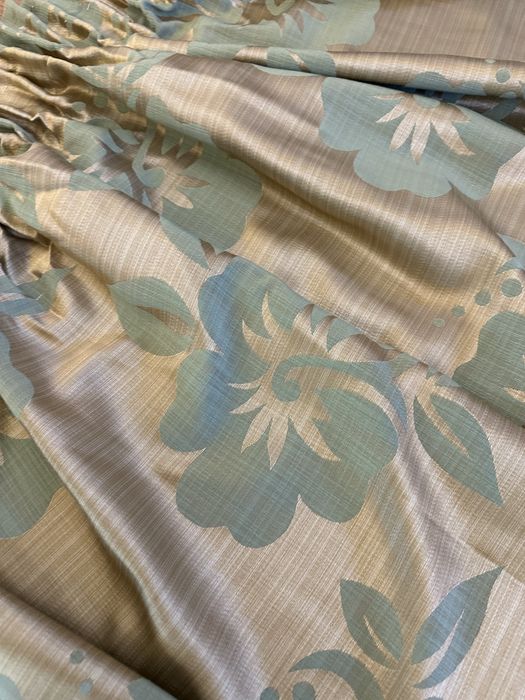 Draperii cu flori verzui