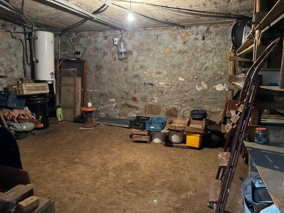 с. Горна Диканя, масивна къща с лок. отопление и геран