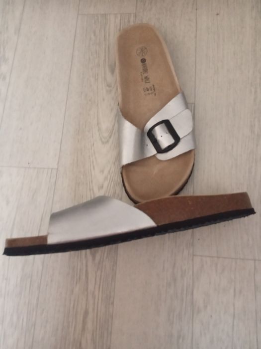 Женские шлепанцы.