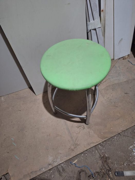 Холодильник, табуретка