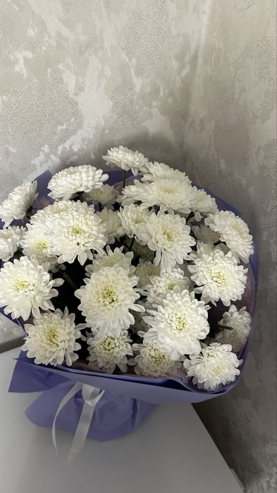 Нежный букет белых хризантем