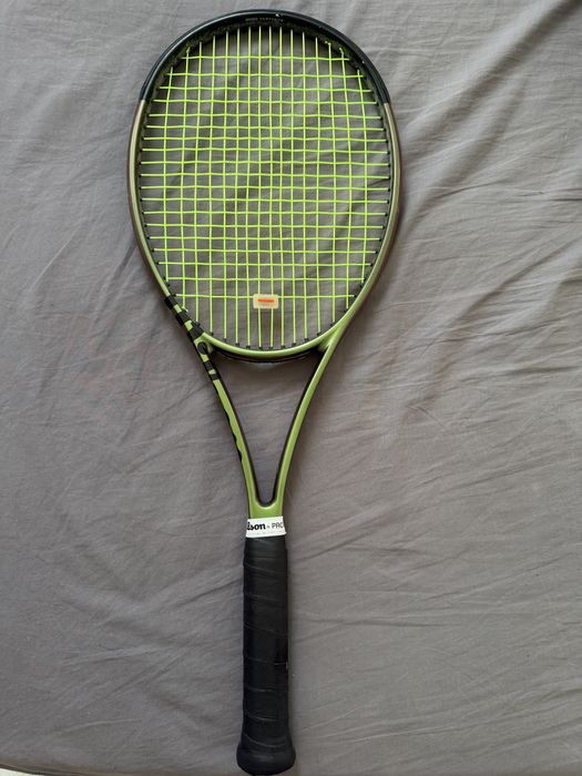 Тенис ракета wilson blade v8