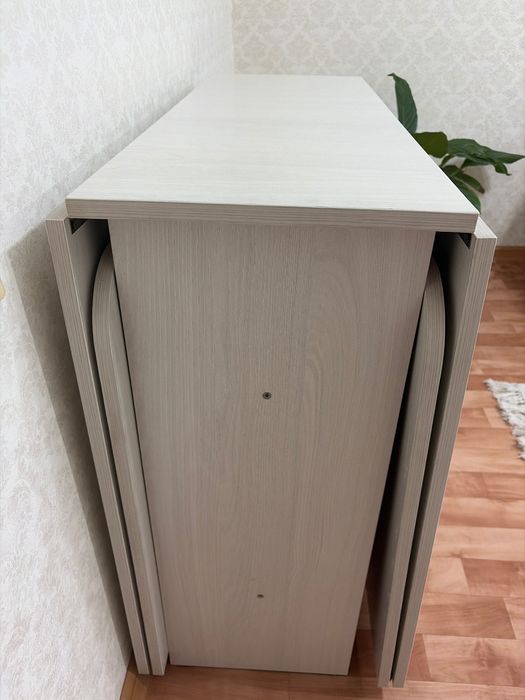 Продам стол книжку