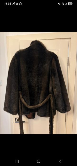 Haina de blana (nu stiu daca este naturala) dar superba