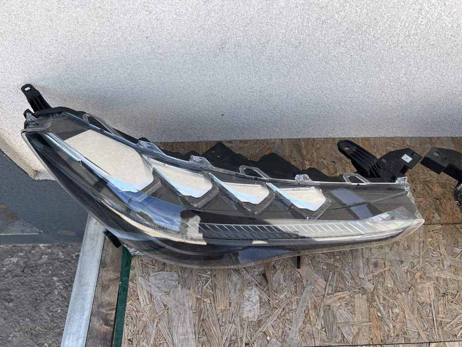 Far drepta Toyota Corolla Cross LED Originale Europa