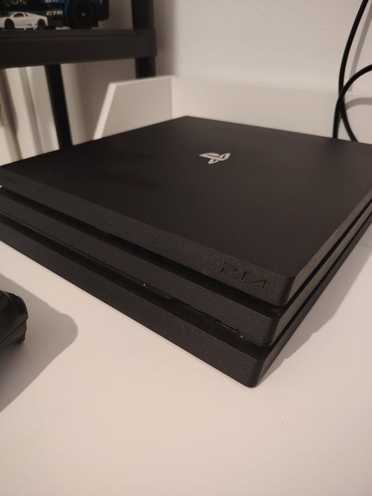 PS4 pro consola și 3jocuri