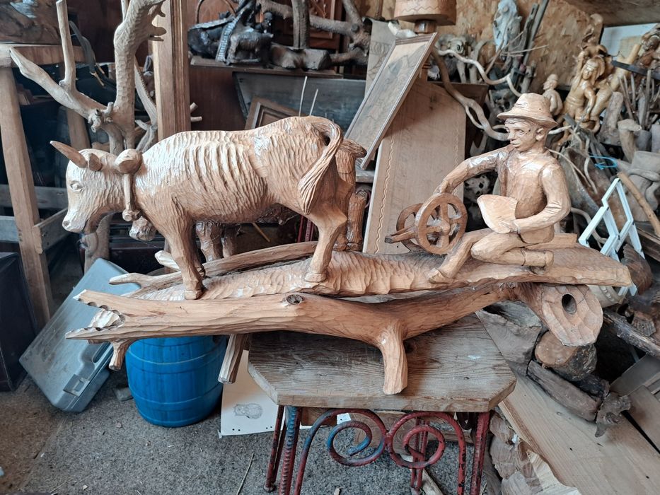 Statuete din lemn sculptate manual