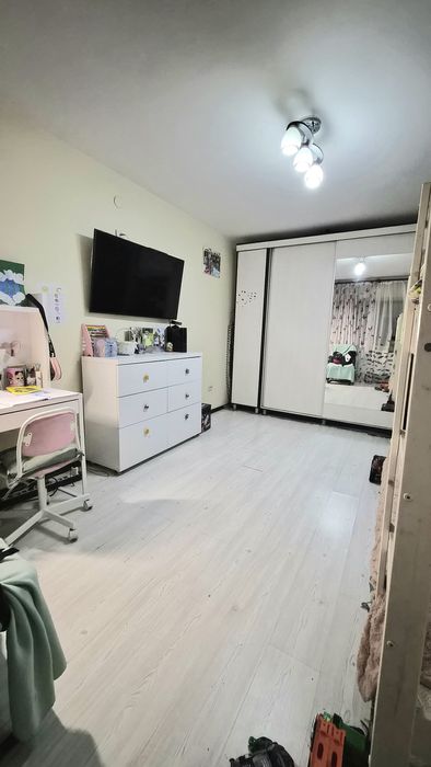 Vand apartament cu 2 camere.