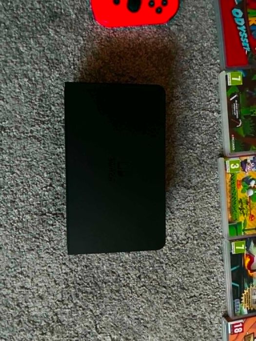 De vânzare Consolă Nintendo Switch OLED cu pachet uriaș de accesorii și jocuri!
