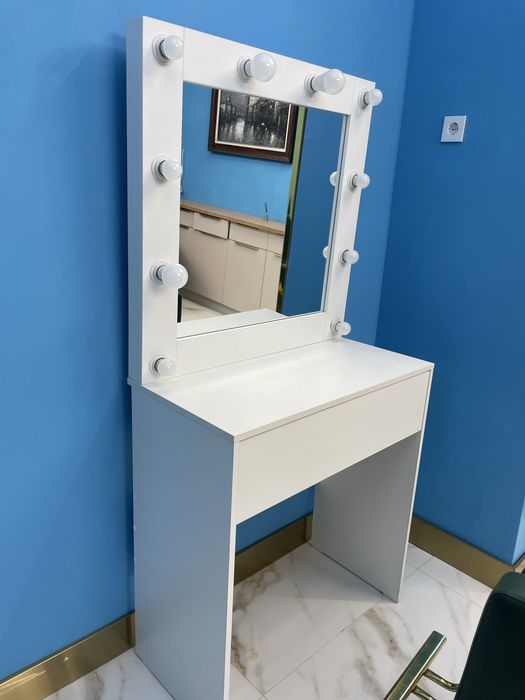 Макияжный столик