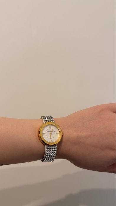 Стильные часы Swarovski