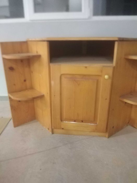 Ъглов шкаф за телевизор