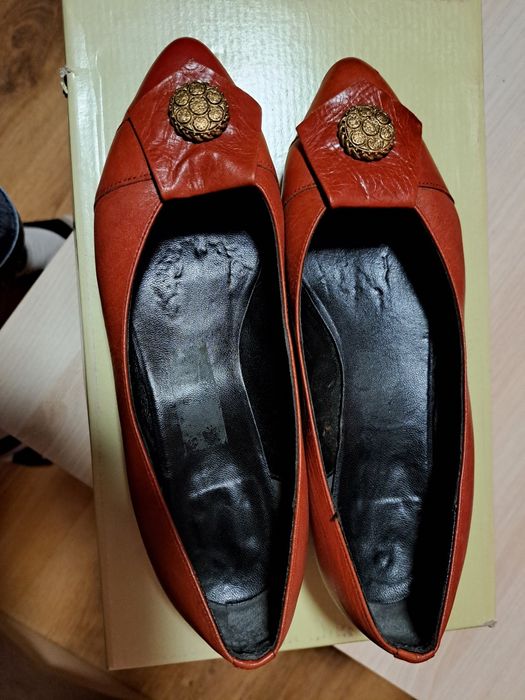 Дамски обувки на нисък ток