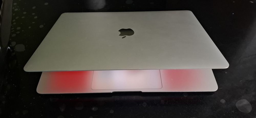 Продам Macbook Air 2020